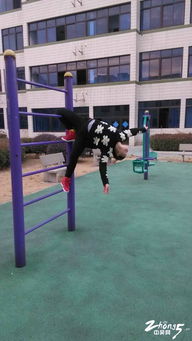 神一样的女子 小区健身器材的创意玩法